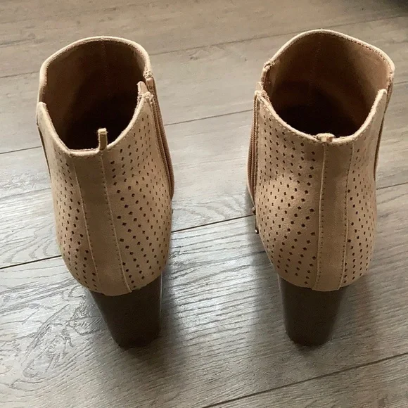 Old Navy Tan Peep Toe Zipper Close Block Heel Booties Size 9 Great Shape - Picture 4 of 8